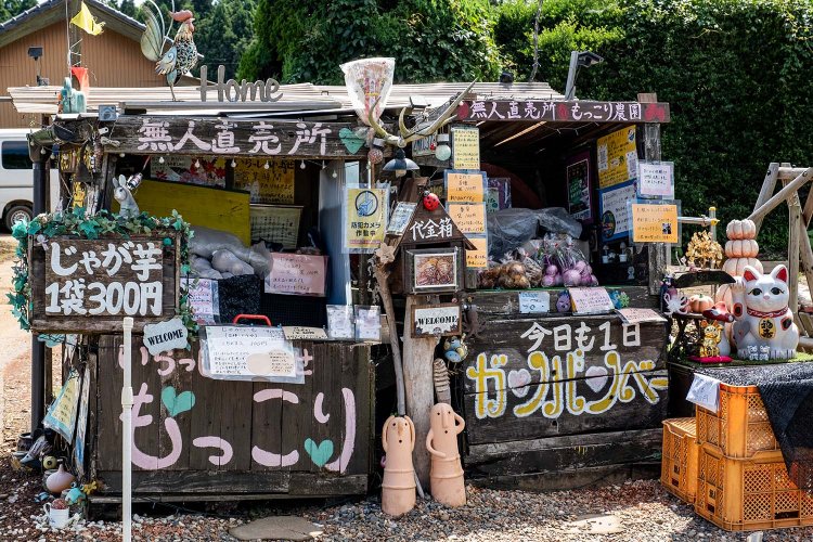 リヤカーを改造した直売所は常連客が持ち寄った珍妙な装飾品であふれ返る。