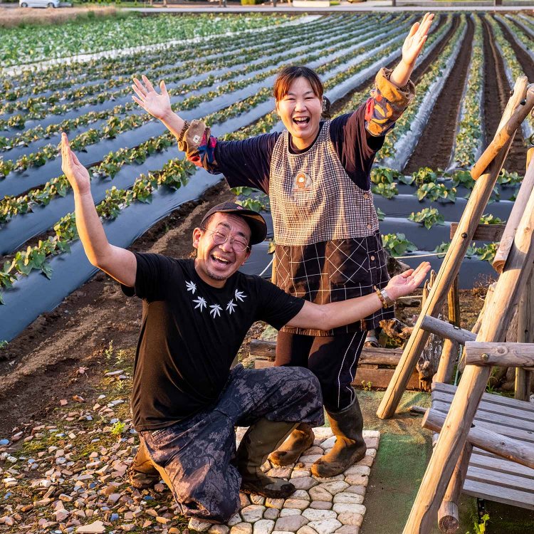 「平和の像」ポーズで出迎えてくれた菅澤さん夫妻。