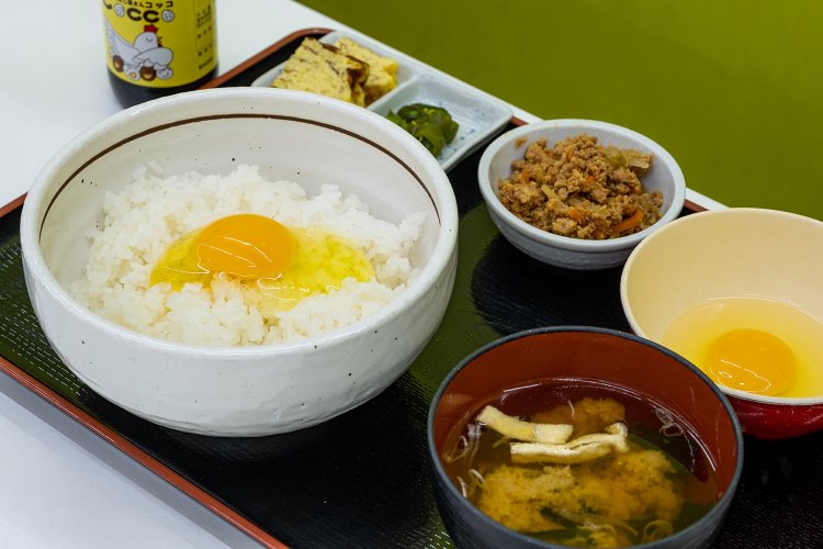 たまごかけご飯セ ットはたまご食べ放題とサービス満点だ。
