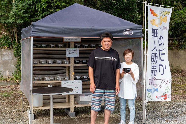 世話と補充のため毎朝顔を出す多田さん夫妻。