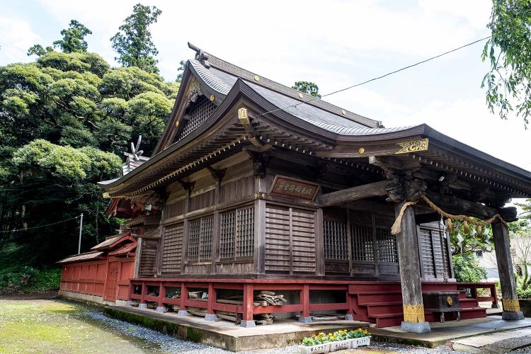 松崎神社社殿の奥にこんもりとした北条塚古墳が見える。