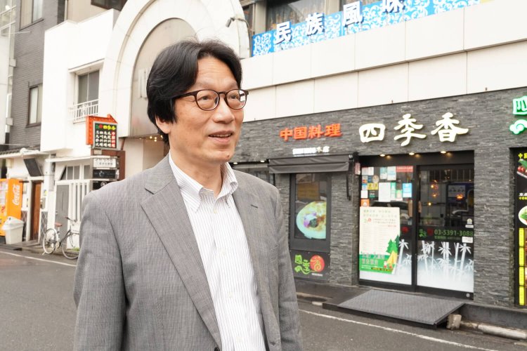 胡 逸飛（こ いつひ）さん。　1988年に留学生として来日。大手広告代理店を独立後、フリーの広告プロデューサーに。NPO法人東京国際交流会会長として日中友好を掲げ、国際交流の輪を広げている。