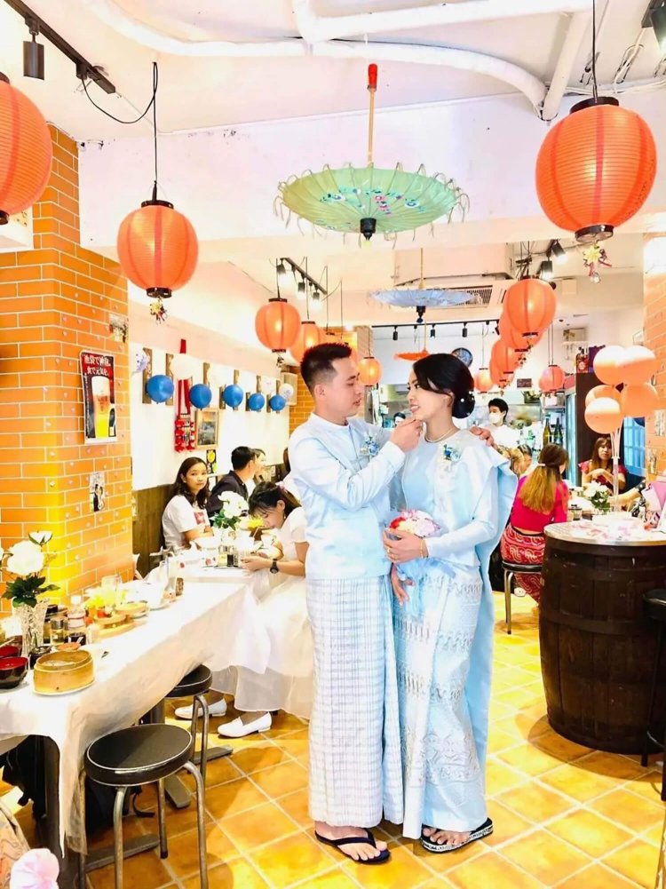 アットホームな結婚パーティーの様子。