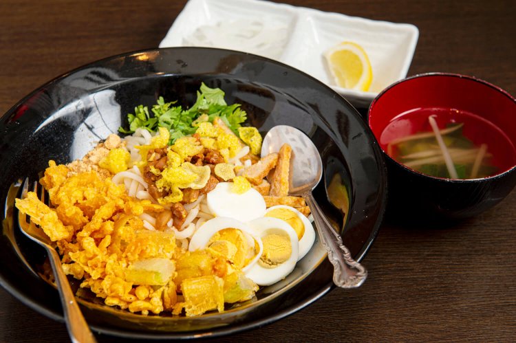 ナンギトッ 850円。汁なしの温かい米粉麺にきな粉や豆揚げ、パクチーなどを混ぜて食べる人気メニュー。