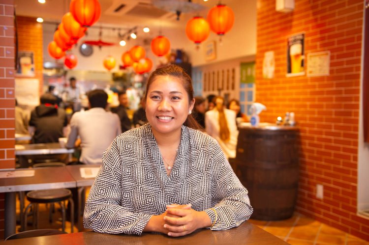 「店は日本との架け橋にも」とテテトウさん。「故郷にいるような気分を味わってほしいですね！」。