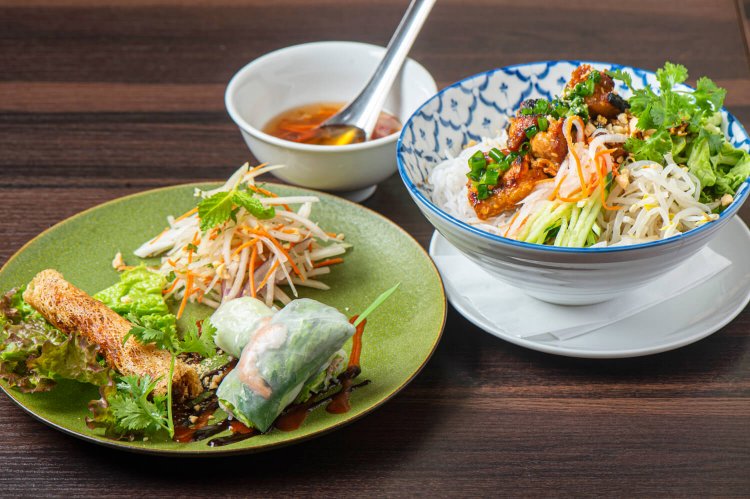 串焼き豚のせビーフンを選んだサイゴンセット 1380円（平日ランチ。土・日・祝は1580円）を2階でぜひ。