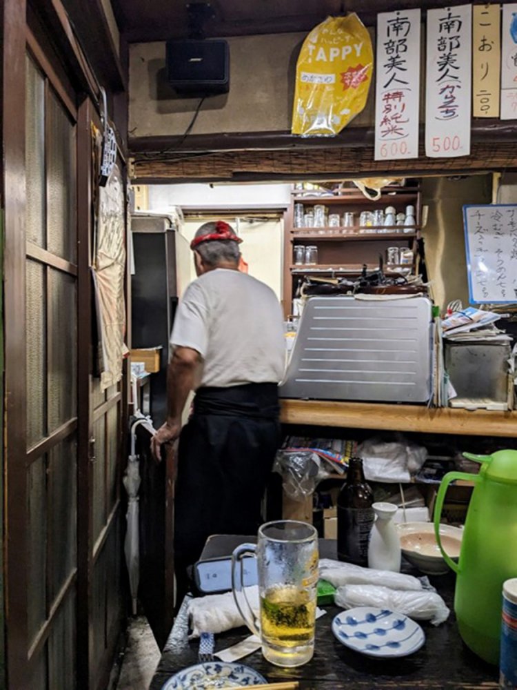 ひとりで切り盛りする大将。