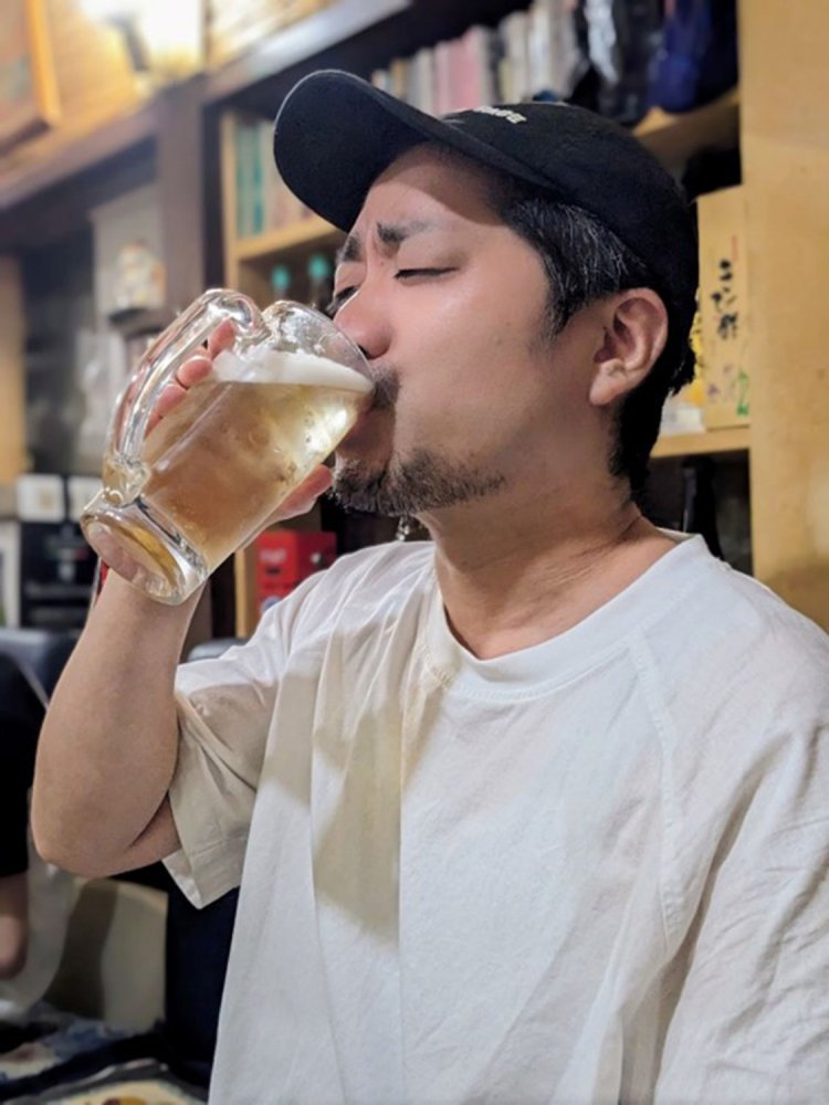 下町のナポレオン「いいちこ」のホッピー割を堪能する筆者。