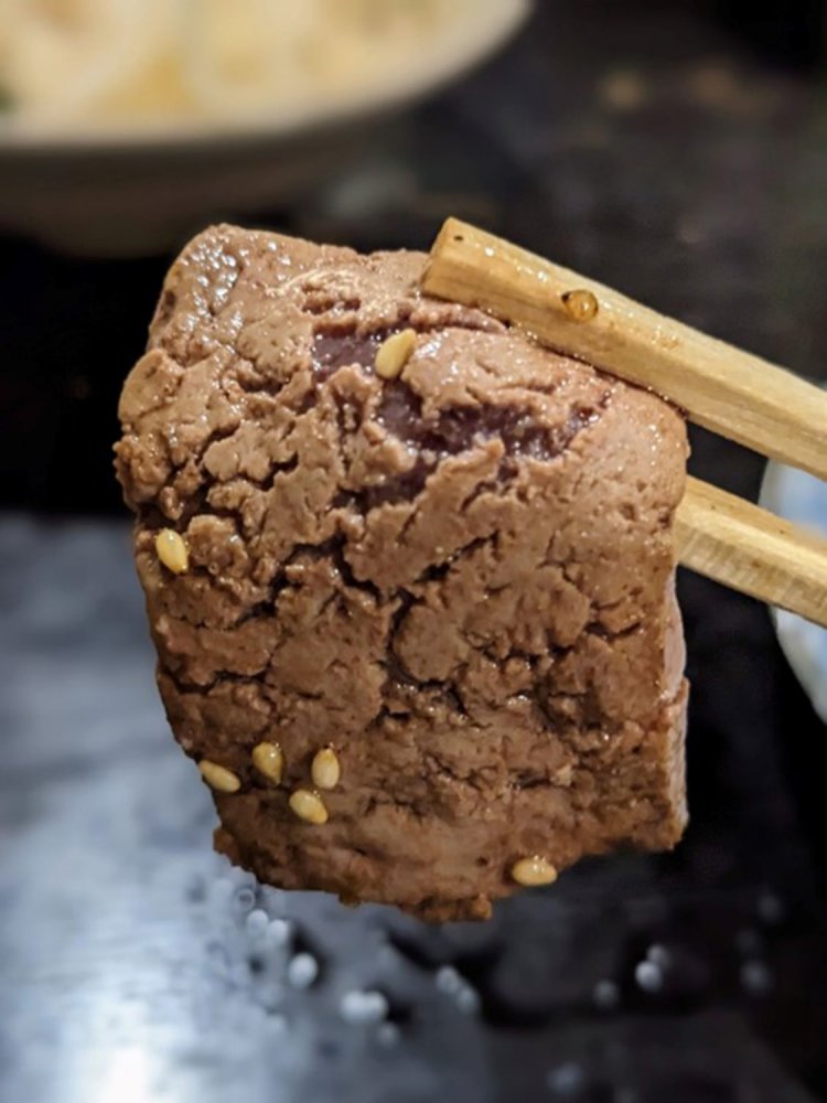 新鮮そのものの牛レバたたき。