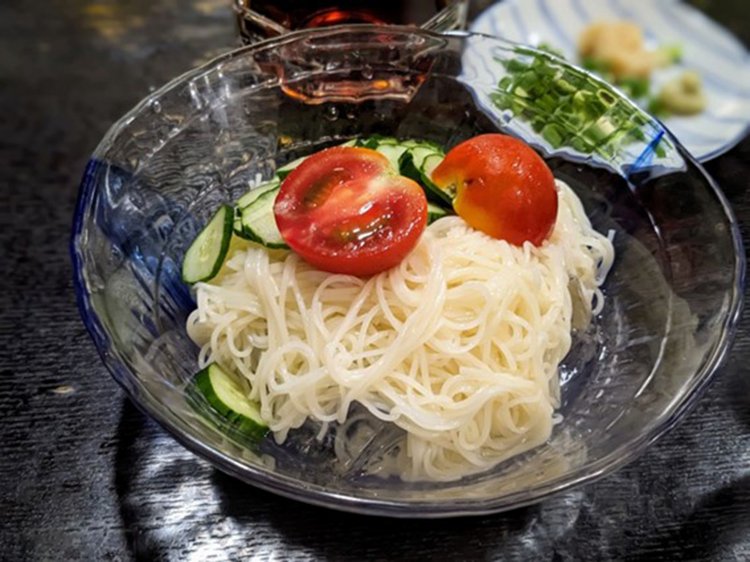 〆に最適なそうめん700円。