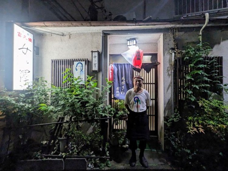 店先の電気を点けてくれた大将。