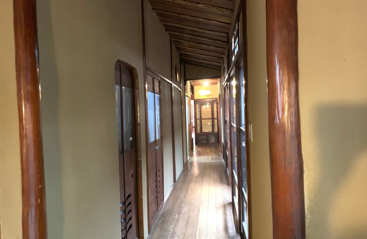 アメ色の柱、壁、調度品などを愛でながら廊下を進む。