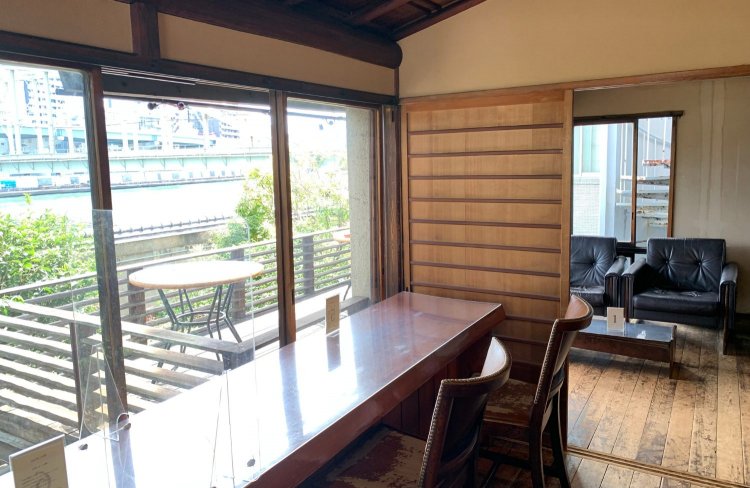 窓辺のカウンター席では眺望もひとり占めできる。