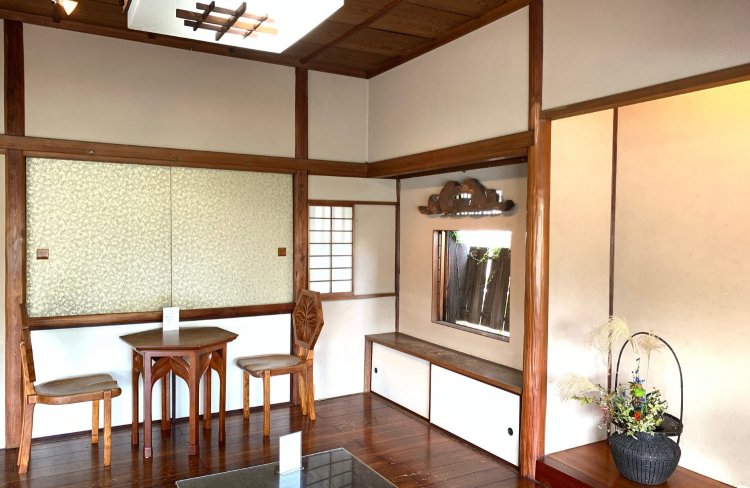 2階に上がった途端に広がる粋な空間。夜にはここがバーになる。