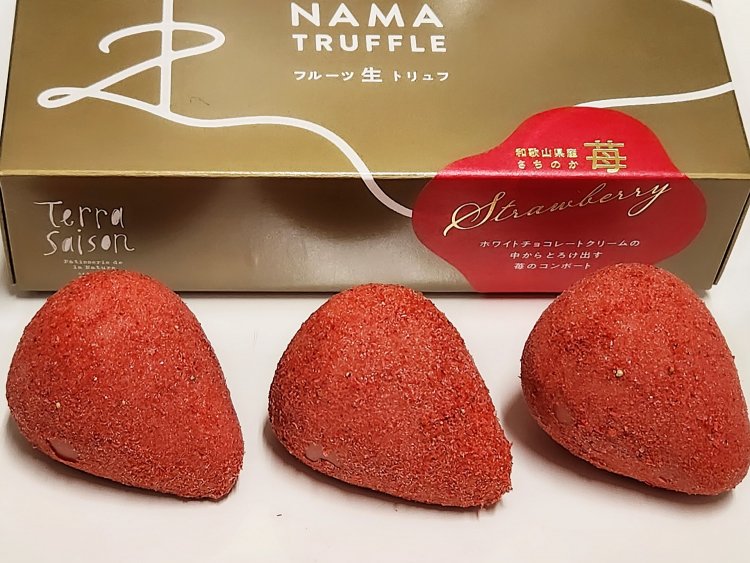 東京駅限定 フルーツ生トリュフ＜苺＞ 3個入1296円。