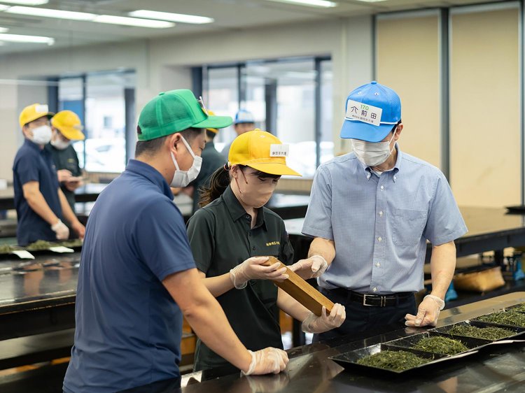 背面が隠れた独自の5つ玉のそろばんを使って交渉を進行。売手・買手の希望額がそれぞれから見えないようになっている
