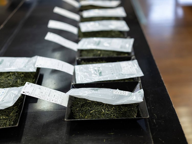 どうしても買い手がつかなかった茶葉は取引終了後、各買手の店舗を訪問してセールスにまわることも。また近年は、遠方の買手とオンラインでの交渉も行っている