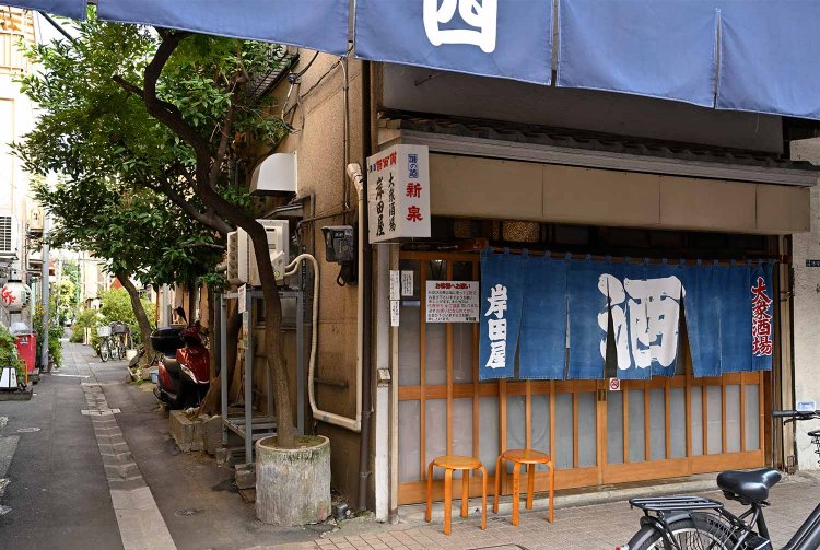 名酒場『岸田屋』の北側など、路地にある鉢植えが美しい。もんじゃストリートから伸びる路地には、かつての地割りが1間から9尺（1.8～2.7m）という路地幅に名残を留めている。