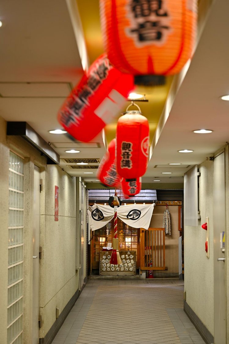 ビルの通路奥には1951年建立の月島観音が。観音様の清掃をされている精肉店男性によると「昔は近所の洋品店で御朱印をもらえたけど、店主がご高齢でやめちゃったんだ」。