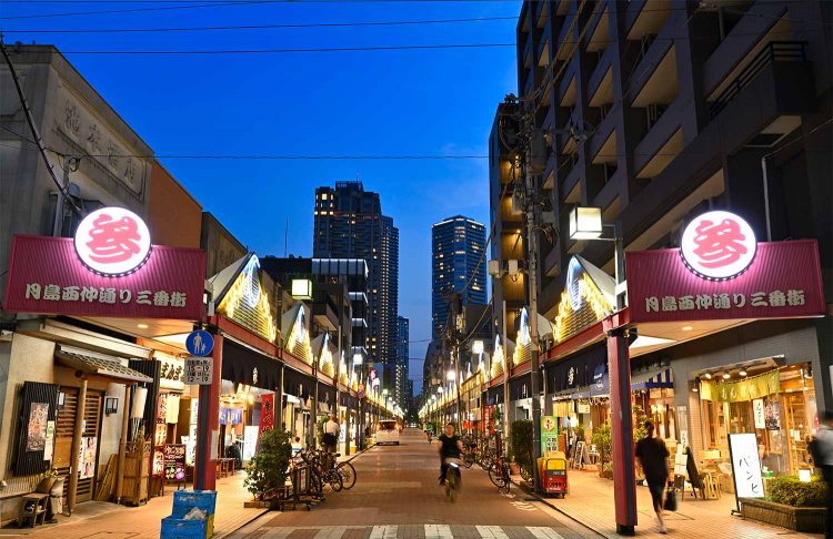 1988年の月島駅開業年に、もんじゃストリートの現アーケードが完成。もんじゃ目当ての観光客でにぎわう目抜き通りの脇道や、一本横の道にも地元民御用達の名店が。