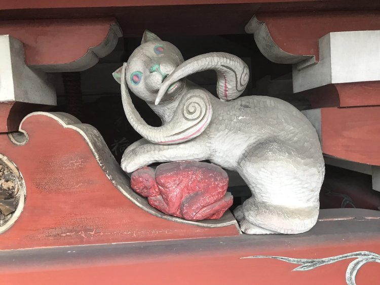小さな境内だが、猫の意匠が点在。