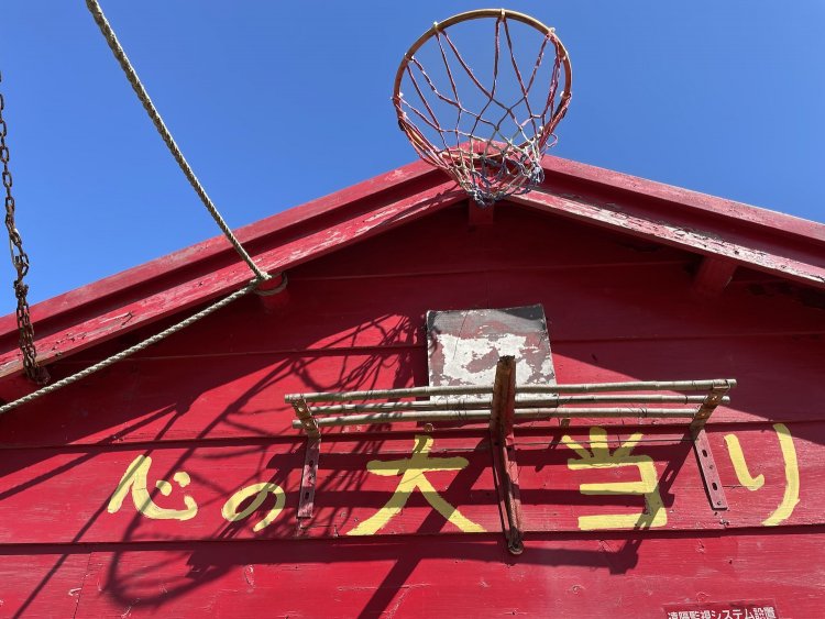 本殿にはなぜかバスケットゴール