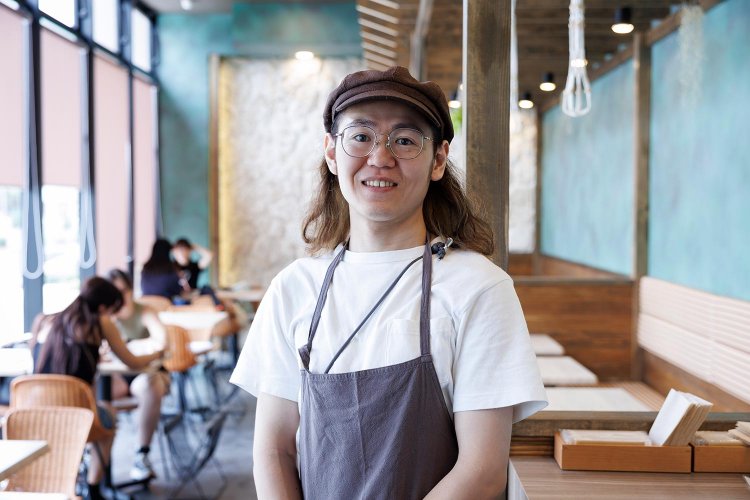 「店前の石段や芝生で飲まれる方が多いですよ」と、店長の山下響弥さん。