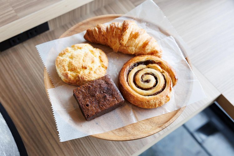 焼き菓子。ブラウニー550円とバターミルクビスケット480円が人気。4種あり。