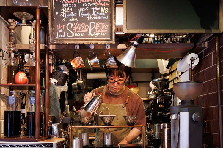 1㎏の焙煎機を備えたスタンド。アイスコーヒーは水出しとハンドドリップを用意。