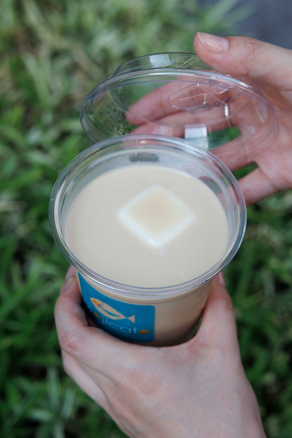 ミルク出しコーヒー（数量限定）R 680円。牛乳抽出で、まろやか＆なめらか〜。ミルク氷も浮かぶ。