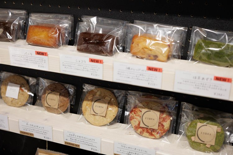 手作り焼き菓子。スパイスクッキー320円は重層的香り。アメリカンクッキー220円も評判。