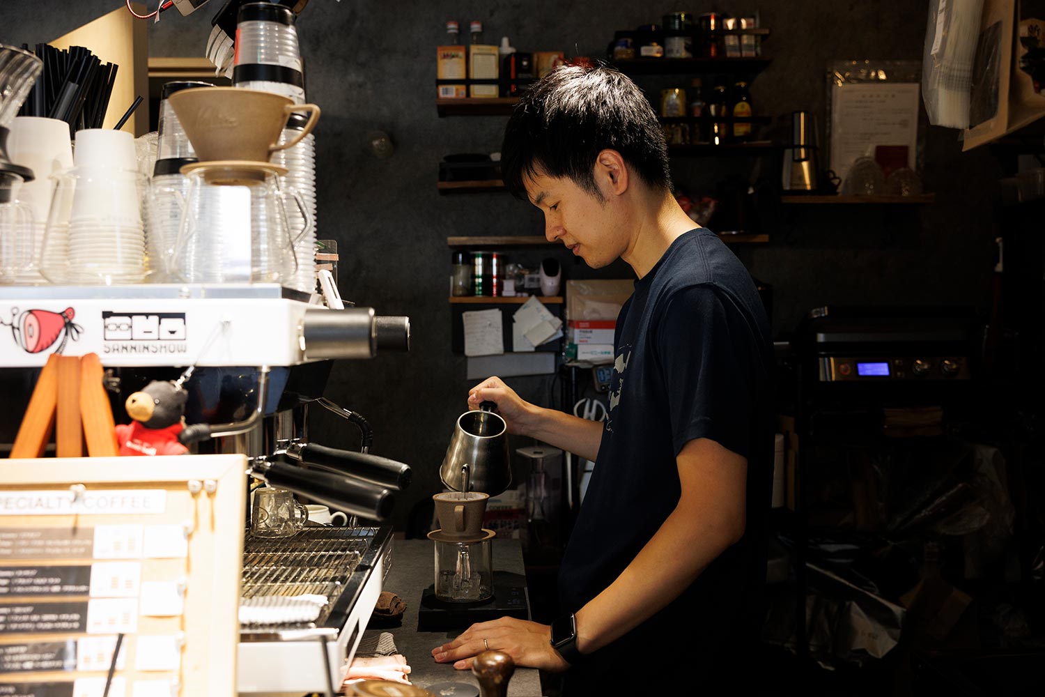 「コーヒーで幸福感を提供できれば」と、ハンドドリップする齋藤さん。