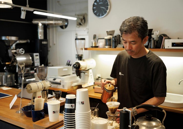 5㎏釜で自家焙煎するコーヒー豆店。ハンドドリップコーヒーはテイクアウトのみだ。