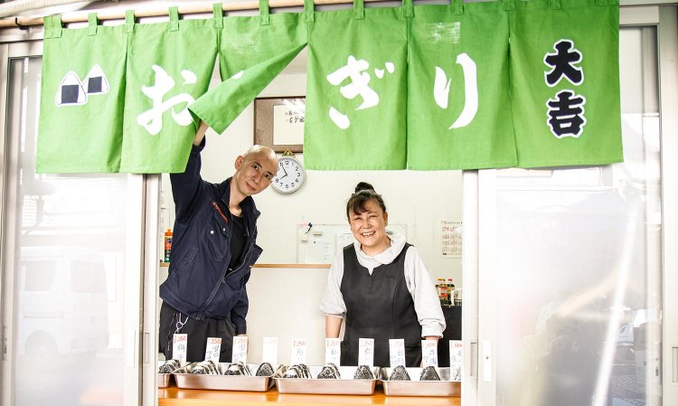 峯崎さん（右）と内田さん。「おはようございます！揃ってますよ」