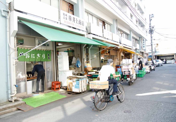 裏通りにあるため、主に地元客が利用。極端に混雑せず、どれにしようか落ち着いて選べる。