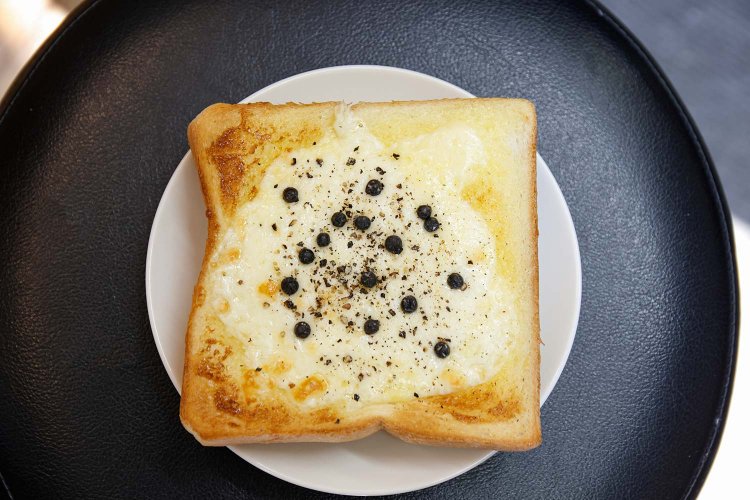 チーズペッパートースト300円（～9:30はドリンク付き500円）。