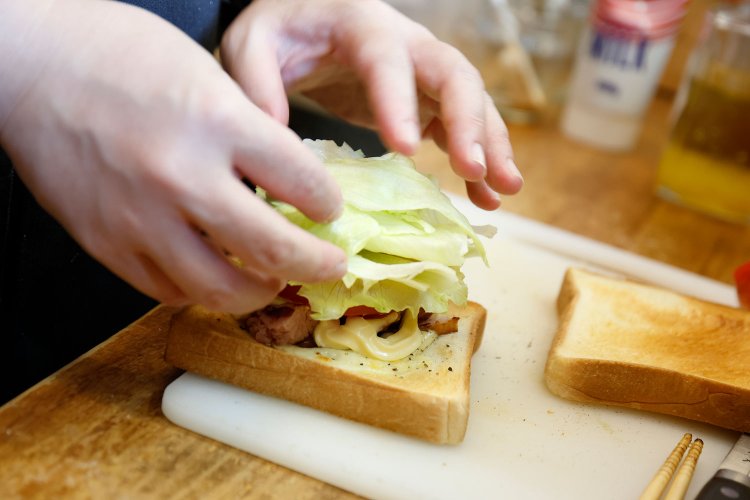 サンドイッチのパンは具材によって焼き加減を調整。