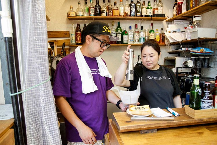 チーズペッパートーストには生コショウを粒のまま乗せ、仕上げにミルでコショウを挽く。