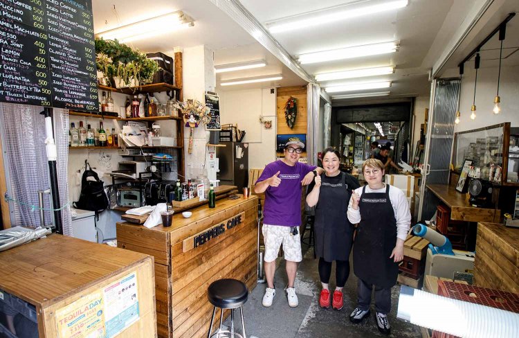 左から徹哉さん、優子さん、スタッフの真希さん。「全メニューテイクアウトできます！」