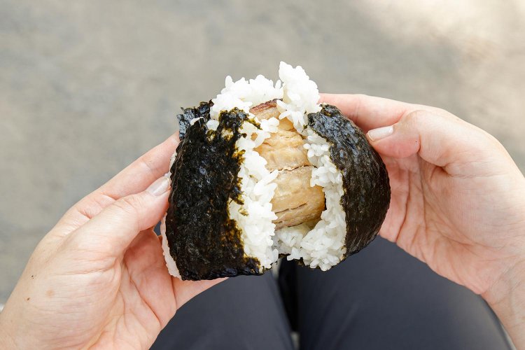 焼サバ250円。おにぎりの具はドーンと大きく！