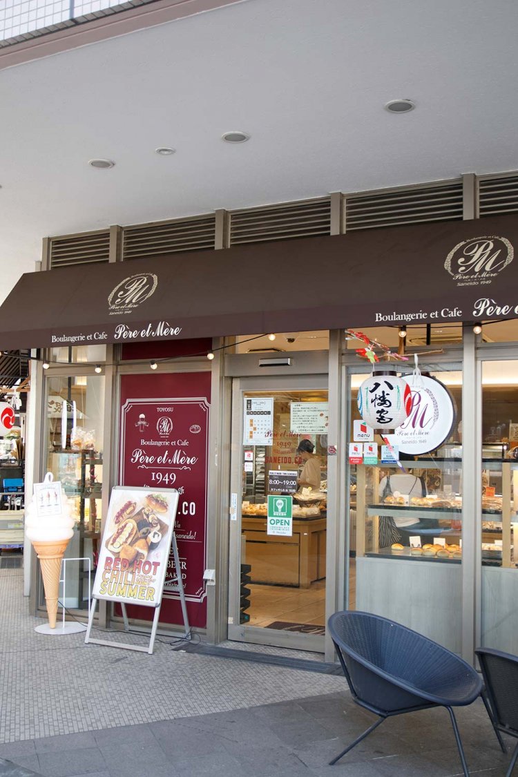 駅直結なので通勤途中に立ち寄る人が多く、朝から活気がある。