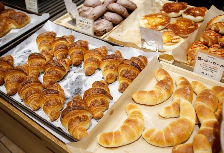 シンプルなパンから個性的な総菜パンまで、バラエティに富んだ品揃え。