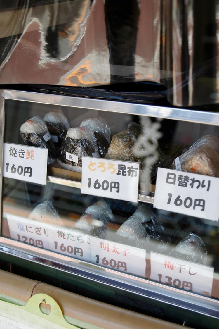 おにぎりは朝のうちに売り切れてしまうことも。