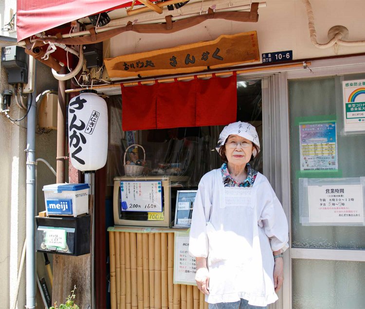 店を始めたのは、地元への恩返しでもあるとか。製造から販売まで、渡辺さんが一人で行う。「農家直送の新鮮なお米が自慢なの」