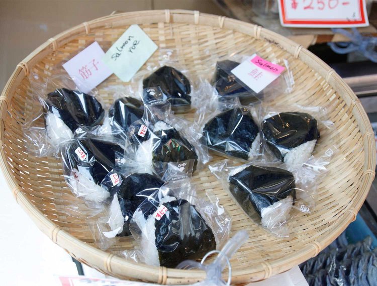 鮭とガリなど、他の食材と組み合わせたアレンジおにぎりが並ぶことも。