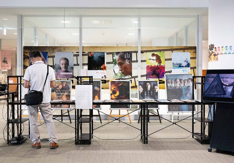 広々としたロビー。上映される映画のポスターやチラシが所狭しと並ぶ。