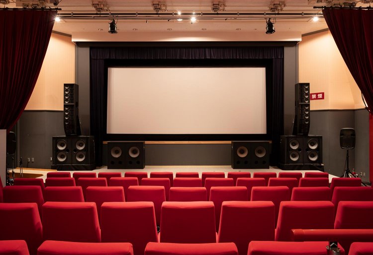 大型のスピーカーを設置したスクリーンが3つ。どれも最高の音響。