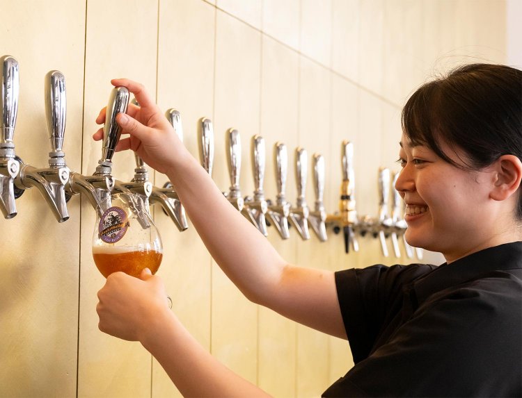 タップからビールを注ぐ副店長の岩垂陽子さん。