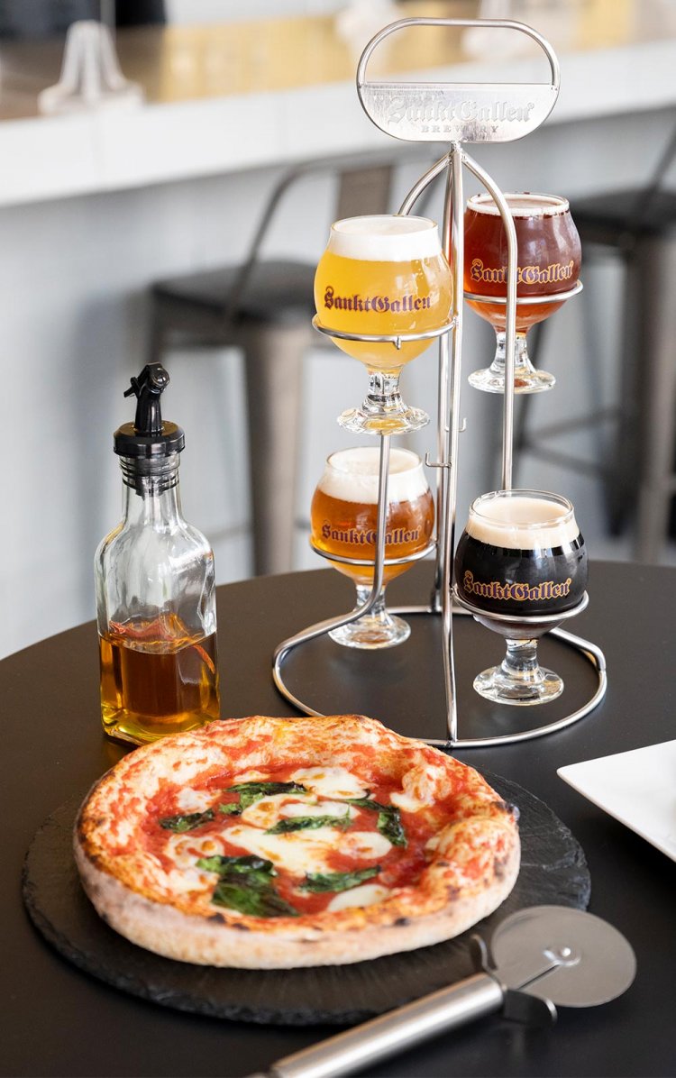 「選べる4種飲み比べ」1540円は、モチッとしたマルゲリータ858円と一緒に楽しもう。