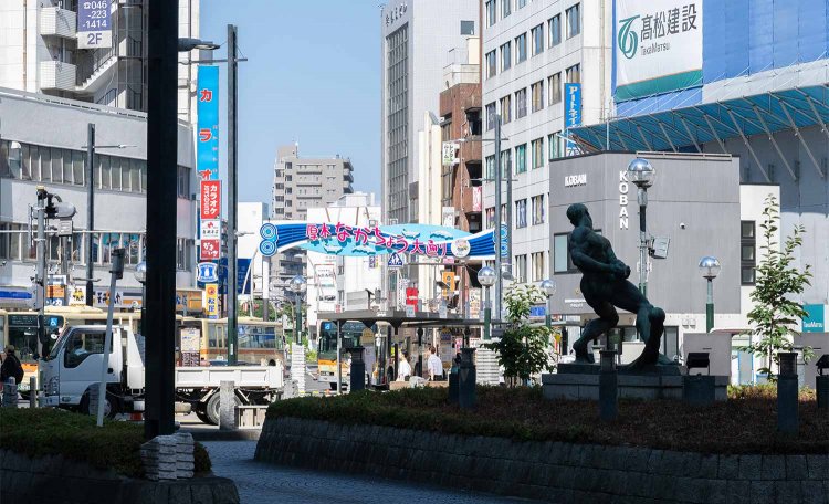 道行く人でにぎやかな本厚木駅前。